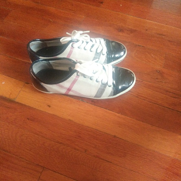 Burberry Sneakers size 9 - Picture 3 of 3